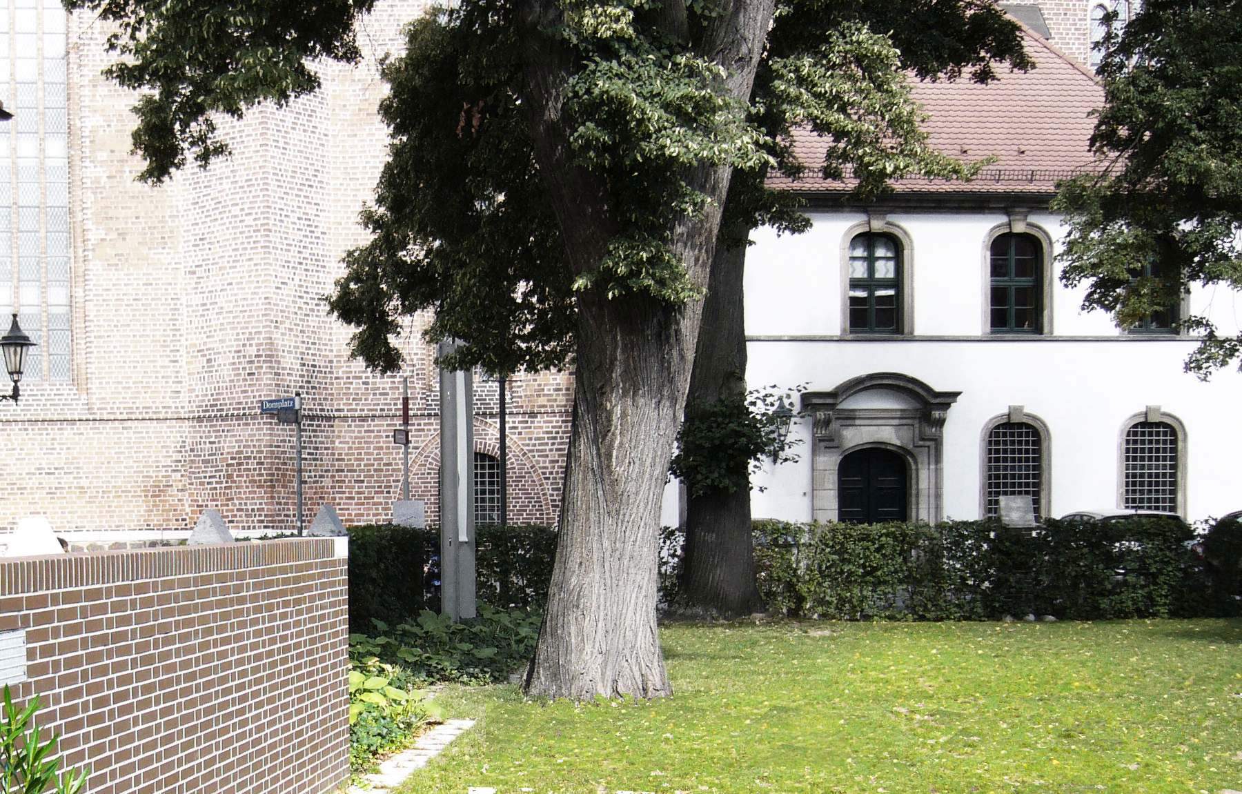 Denkmalgeschütztes Stadtmuseum in Fürstenwalde mit Hainbuchenhecke, altem Baumbestand und Rasenfläche