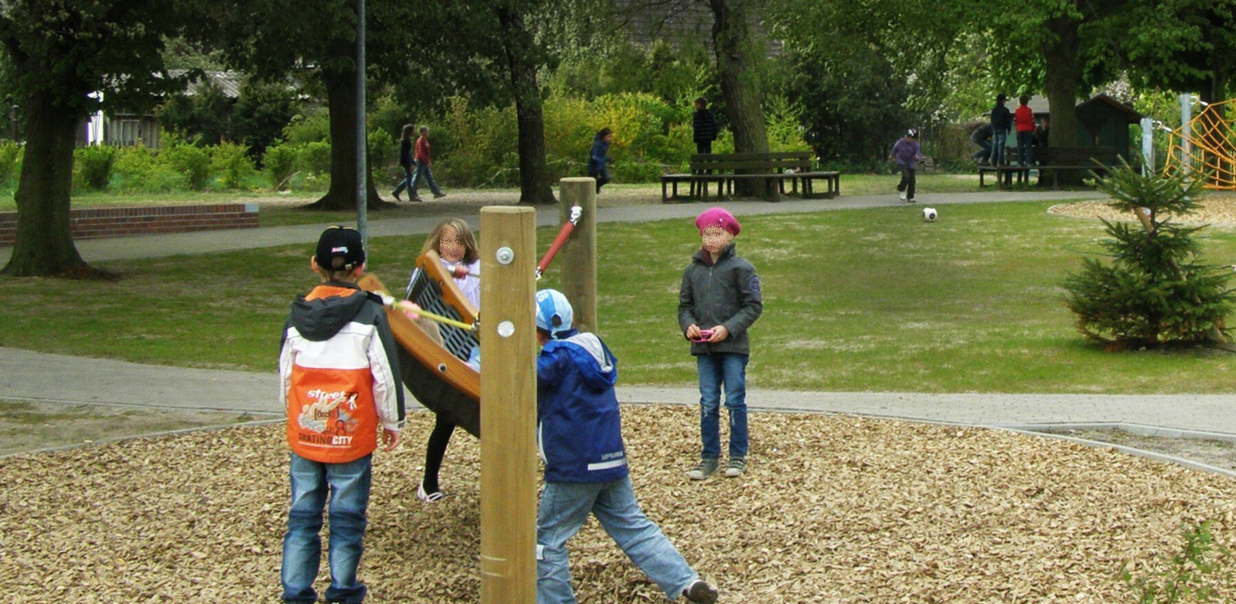 Spielende Kinder an festintallierter Hängematte